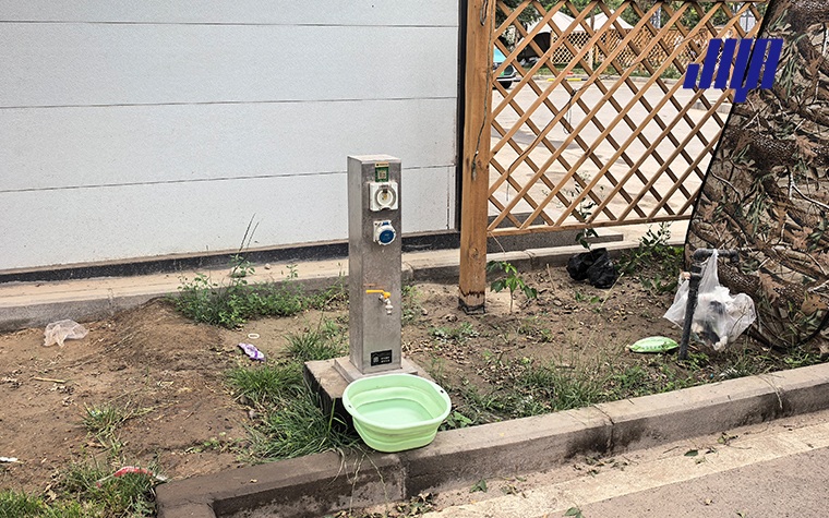 RV Wiring Guide: Power Pedestal & Outlet Basics 3 Real‑camp scene, recreational vehicle plugged into power pedestal following RV wiring guide basics