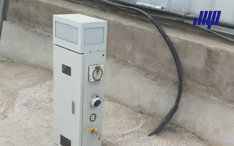 Telecom Cable Pedestals & Housings: Ensuring Network Reliability 4 In‑situ roadside installation of telecom cable pedestal, providing underground cable access point and physical protection to maintain network reliability outdoors