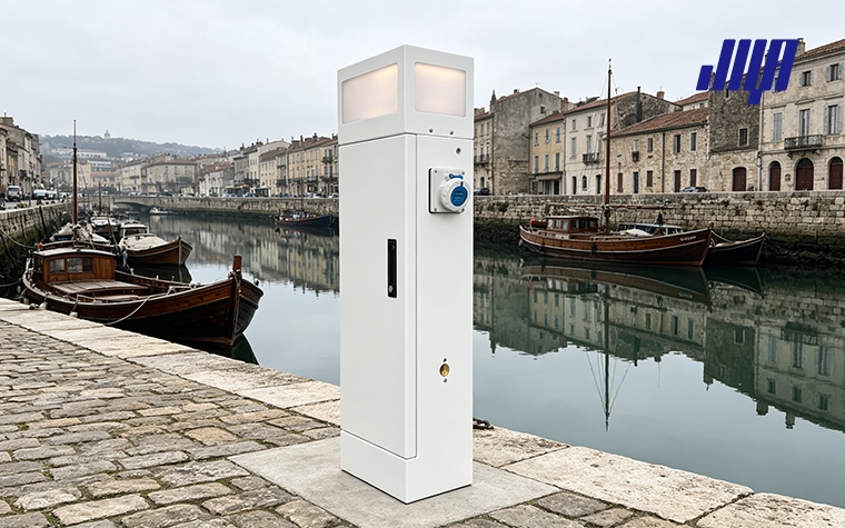 Marine Power Pedestals for Dock, Marina & RV Power 21 Marine grade power pedestals mounted on marina dock, supplying shore power for moored yachts and boats with weatherproof sockets and circuit safety protection