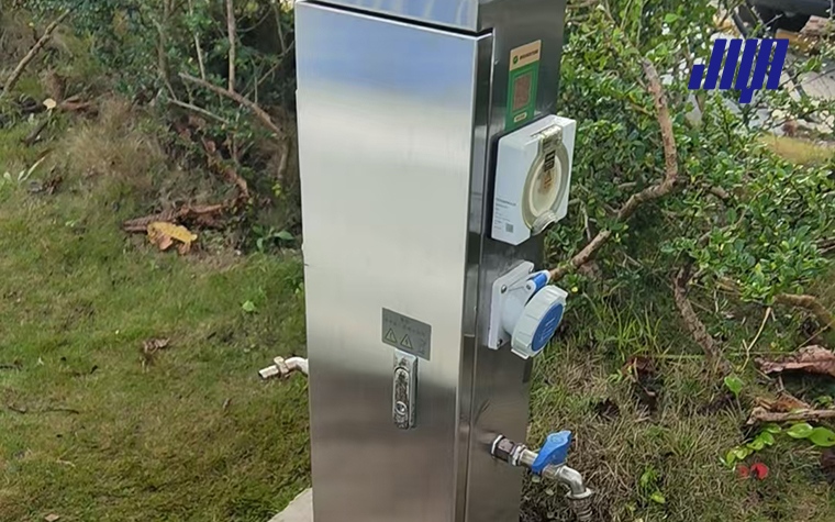 Telecom Cable Pedestals & Housings: Ensuring Network Reliability 2 Ground‑mount outdoor telecom cable pedestal with rugged weather‑proof housing, used for protecting fiber and copper communication cables in field deployments