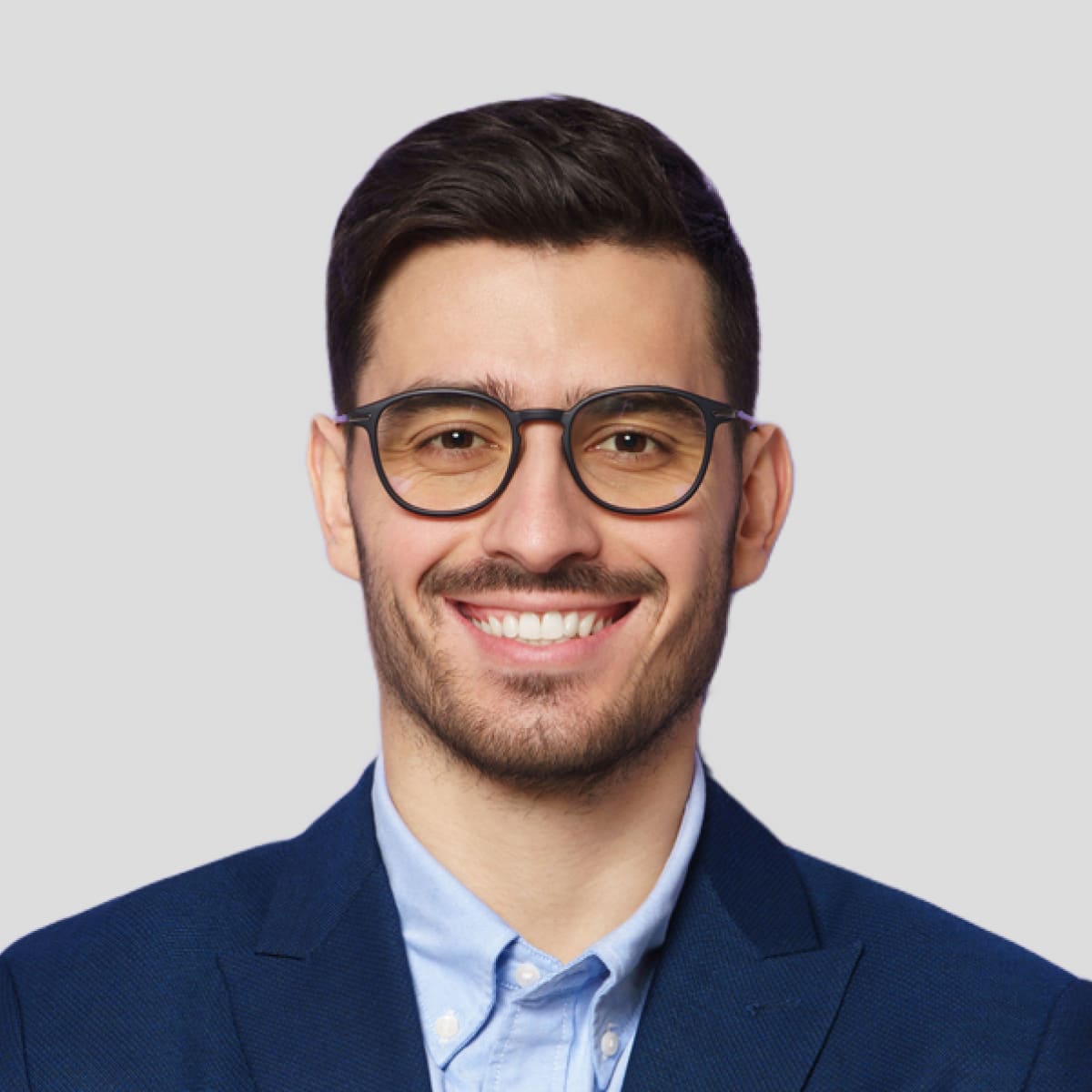 رجل أعمال معزول على خلفية أرجوانية 9D2UWG3