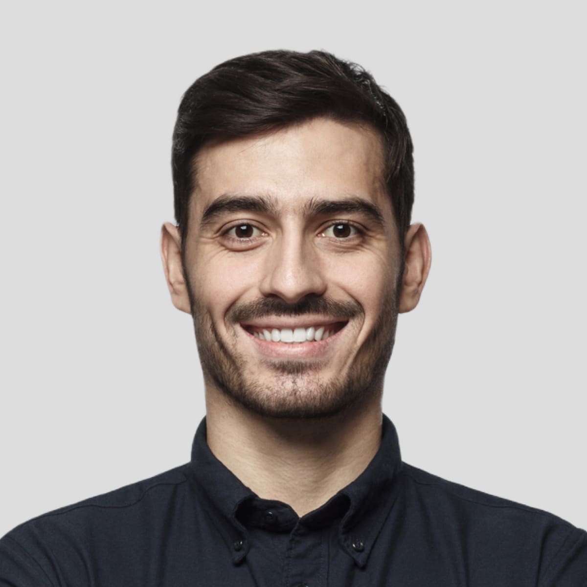 رجل أعمال عصري يرتدي قميصًا أسودًا عاديًا يقف D98Y5F3